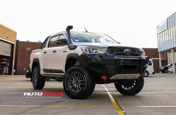 TOYOTA HILUX 4WD REBEL ANTHRACITE CENTER W BLACK LIP